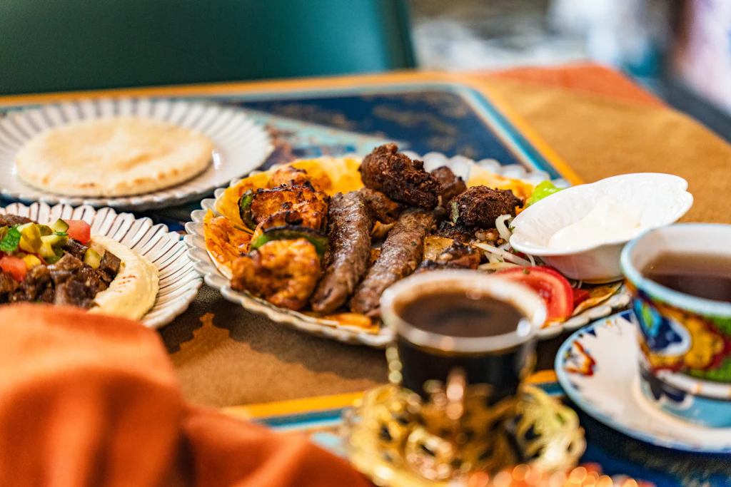 صحن مشاوي مع رز وخبز على مائدة العشاء